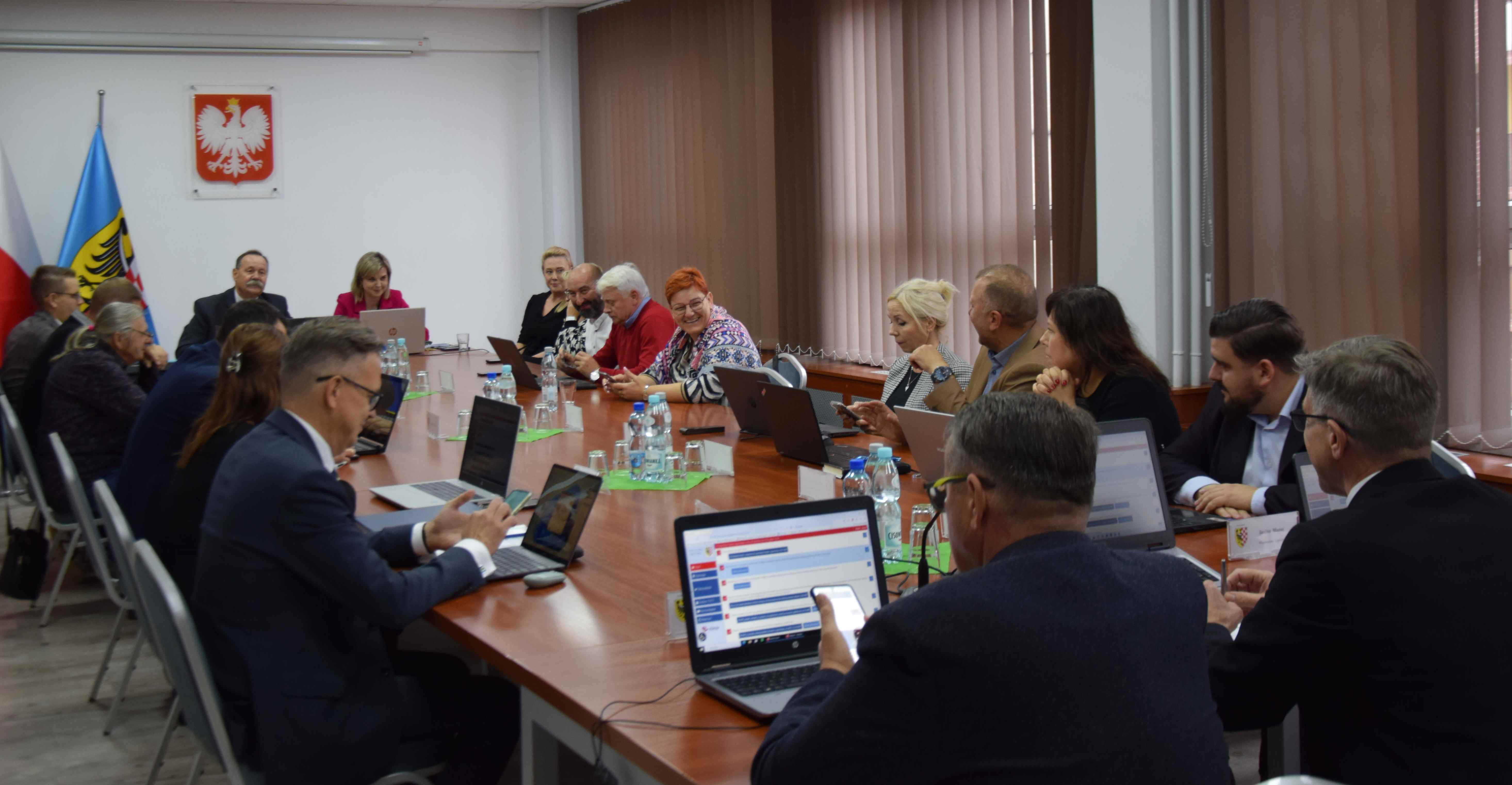 Radni powiatu legnickiego obradowali na nazdwyczajnej sesji