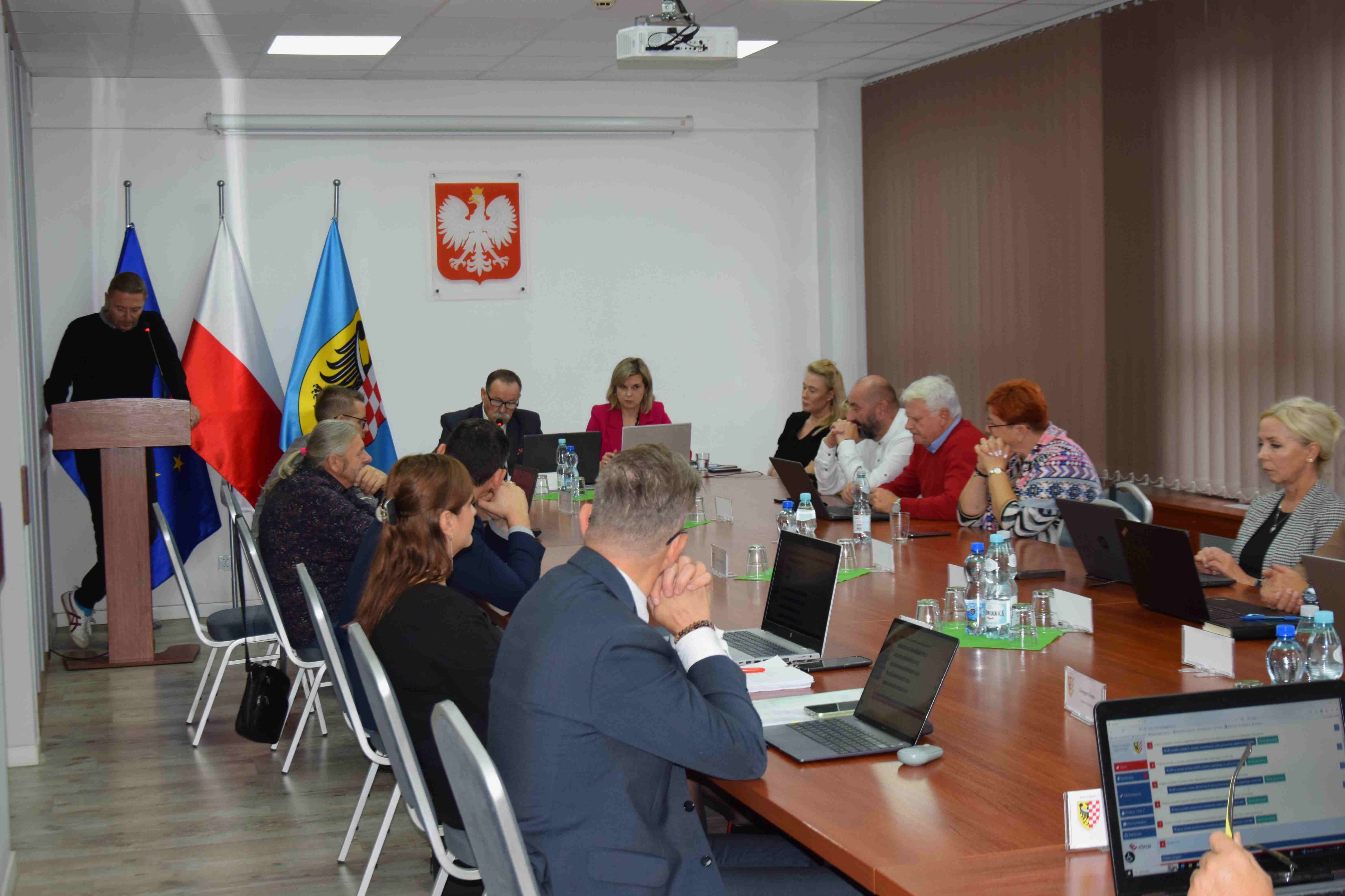 Radni powiatu legnickiego obradowali na nazdwyczajnej sesji
