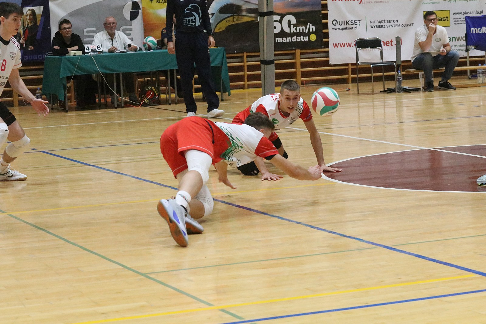 Siatkarze Ikara Legnica po cięzkim meczu wygrywają w   tie-breku