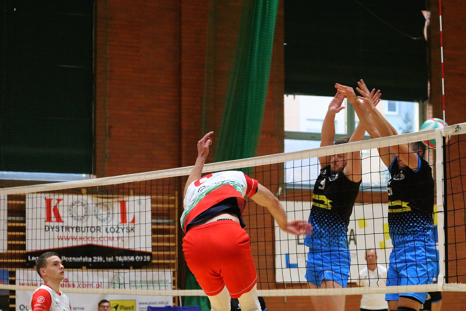 Siatkarze Ikara Legnica po cięzkim meczu wygrywają w   tie-breku