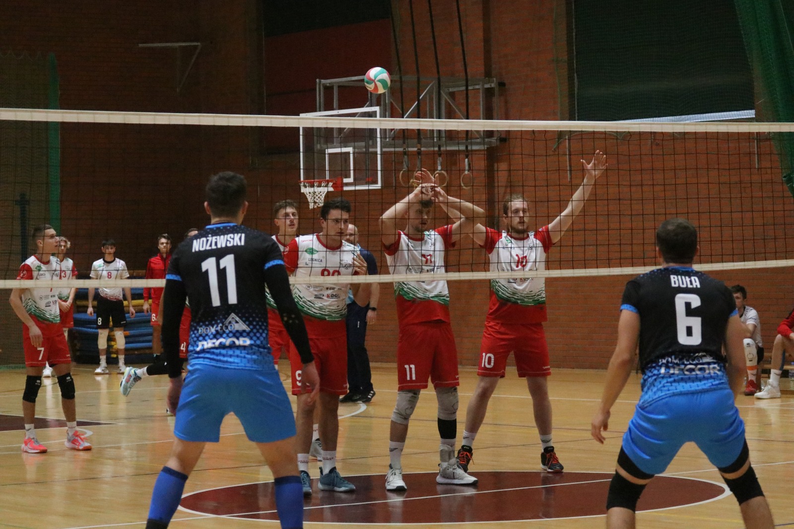 Siatkarze Ikara Legnica po cięzkim meczu wygrywają w   tie-breku
