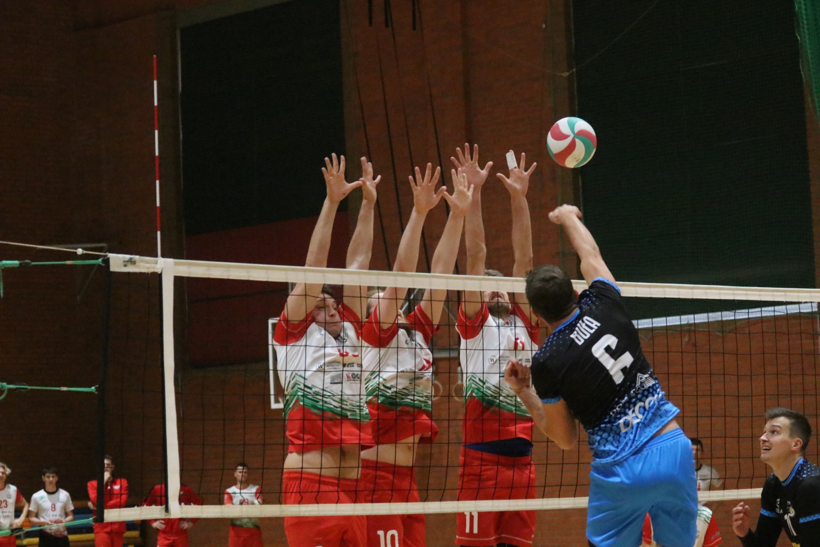 Siatkarze Ikara Legnica po cięzkim meczu wygrywają w   tie-breku