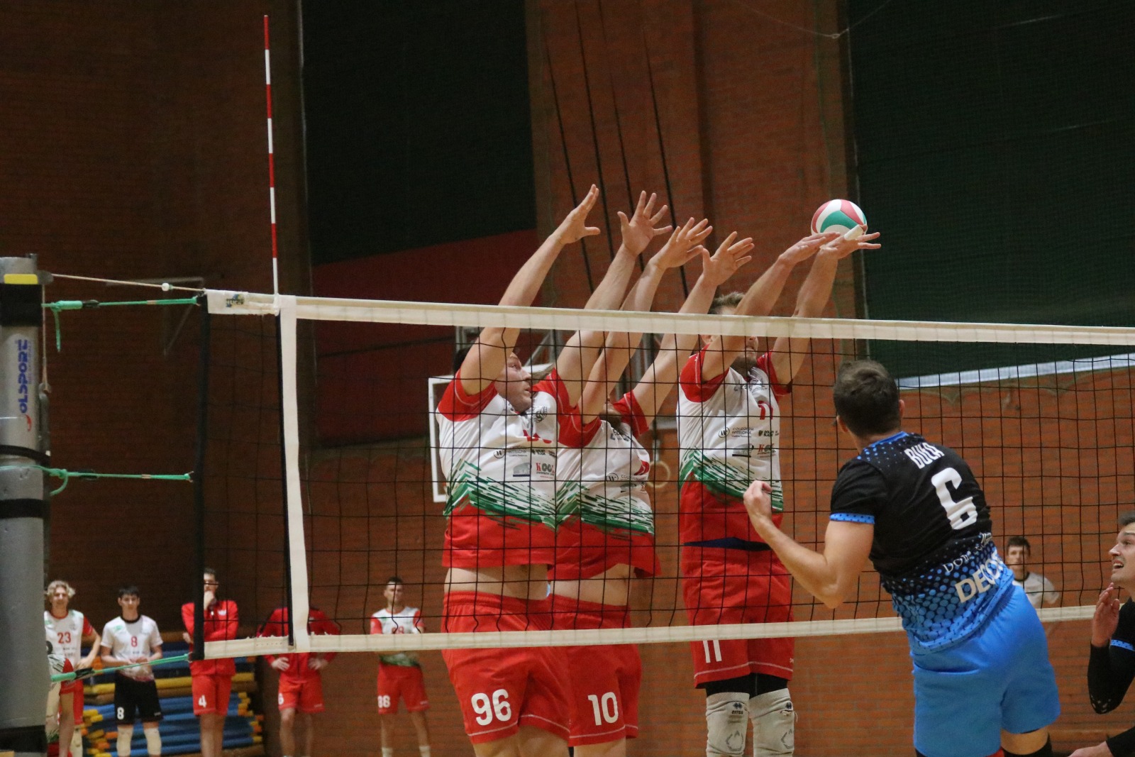 Siatkarze Ikara Legnica po cięzkim meczu wygrywają w   tie-breku