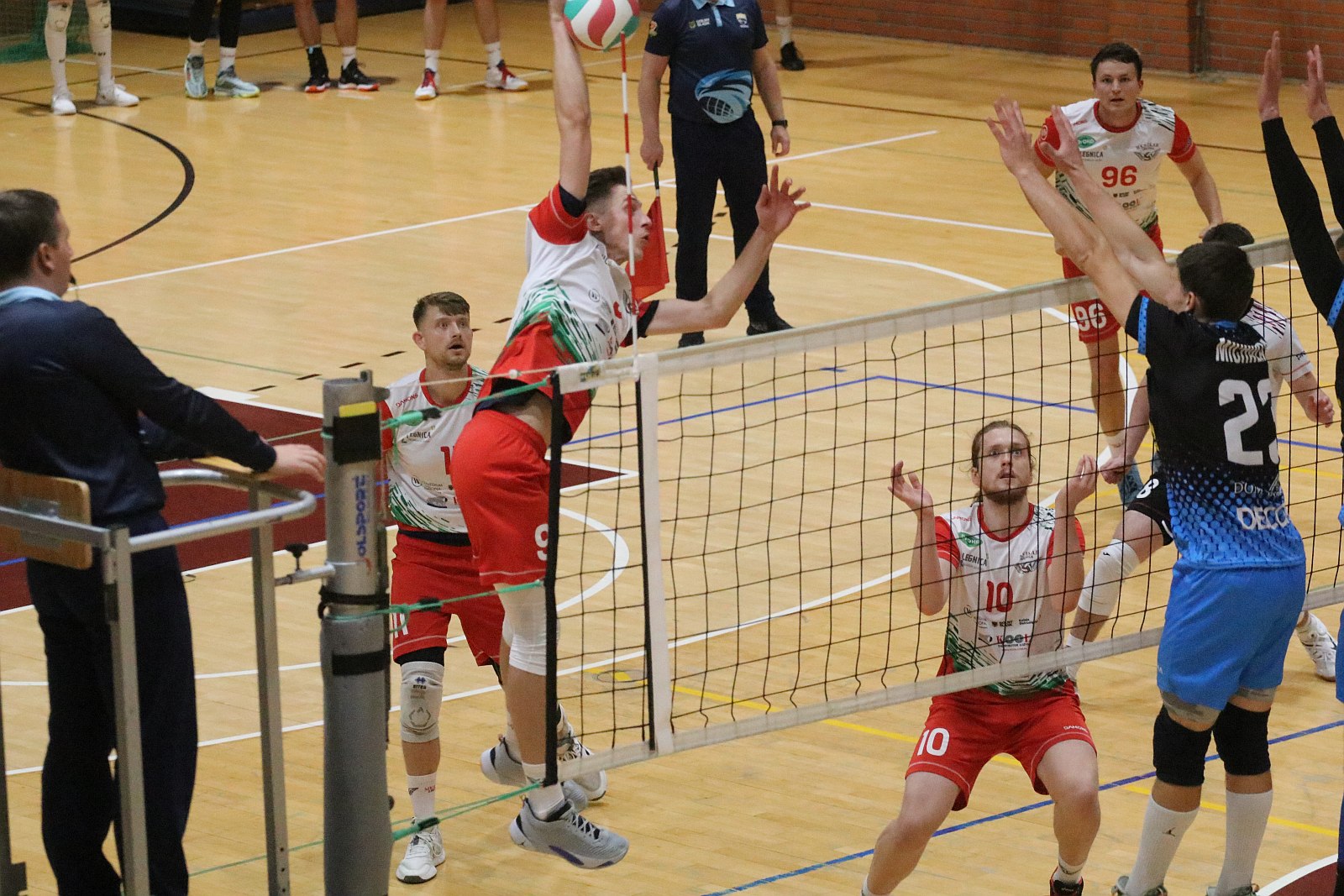 Siatkarze Ikara Legnica po cięzkim meczu wygrywają w   tie-breku