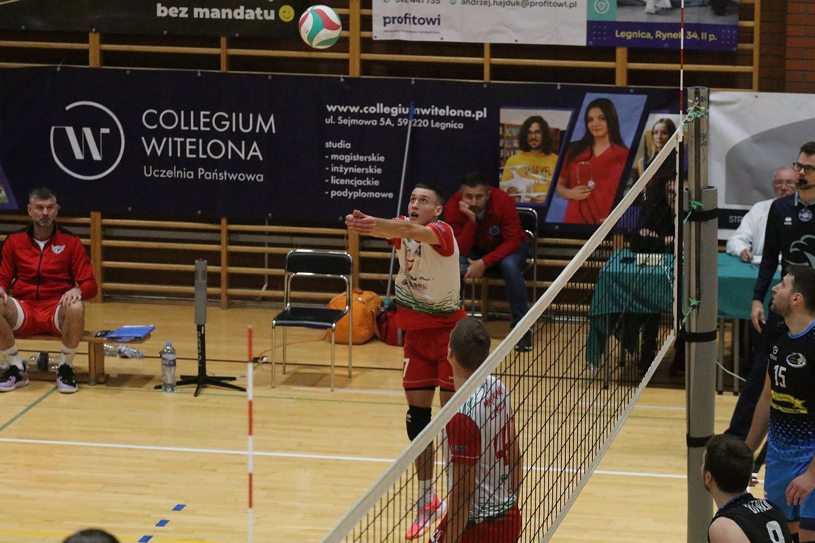 Siatkarze Ikara Legnica po cięzkim meczu wygrywają w   tie-breku