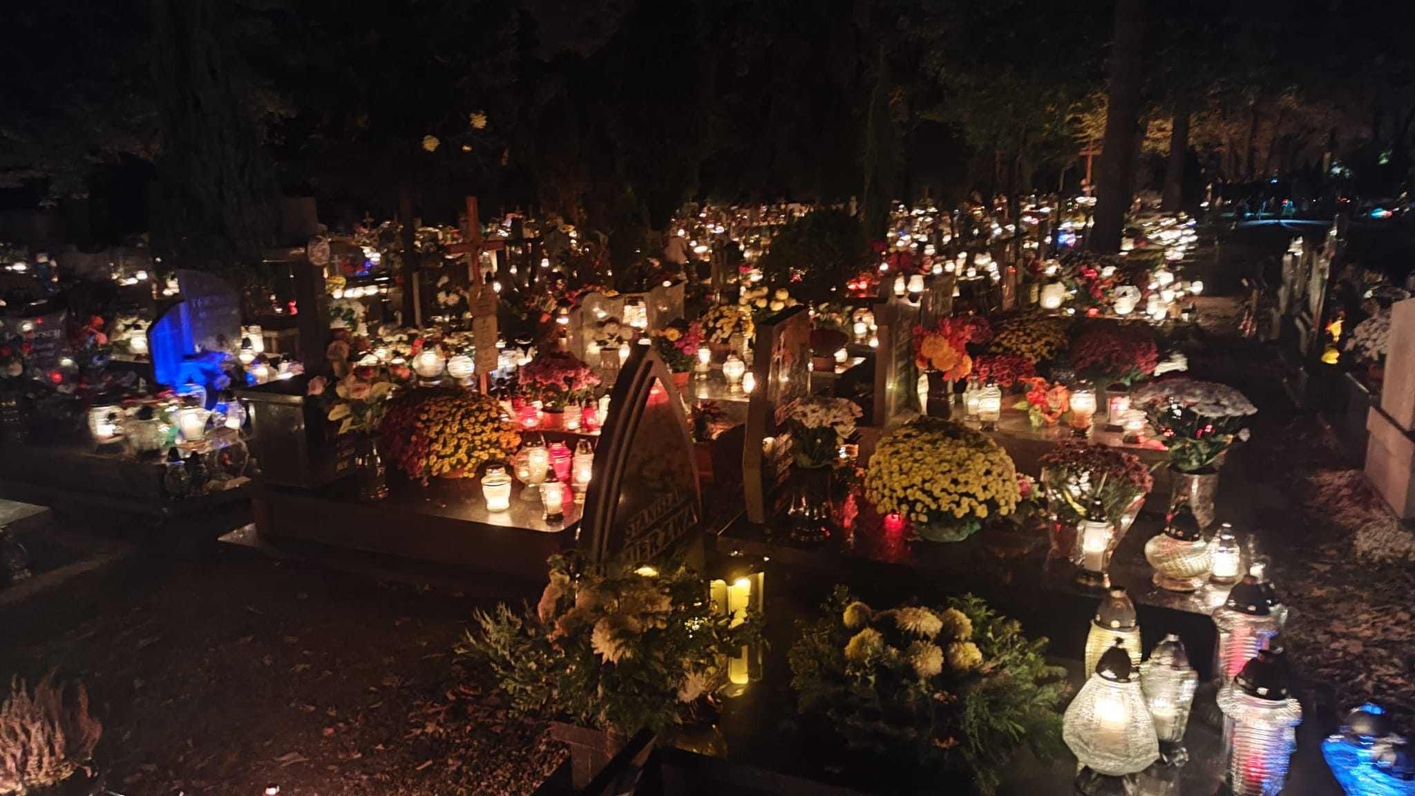 Cmentarz Komunalny w Legnicy nocą