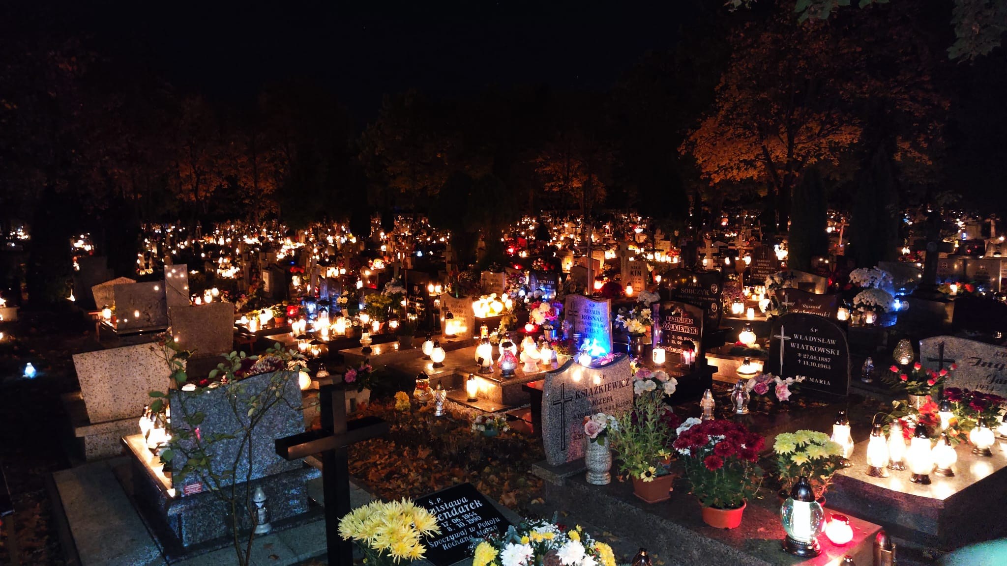 Cmentarz Komunalny w Legnicy nocą