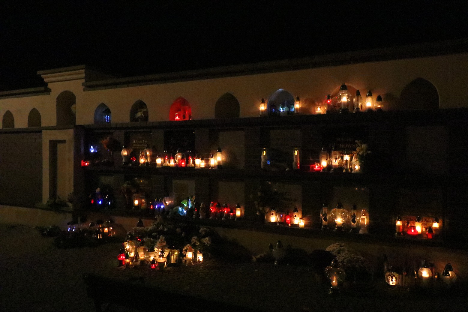 Cmentarz Komunalny w Legnicy nocą