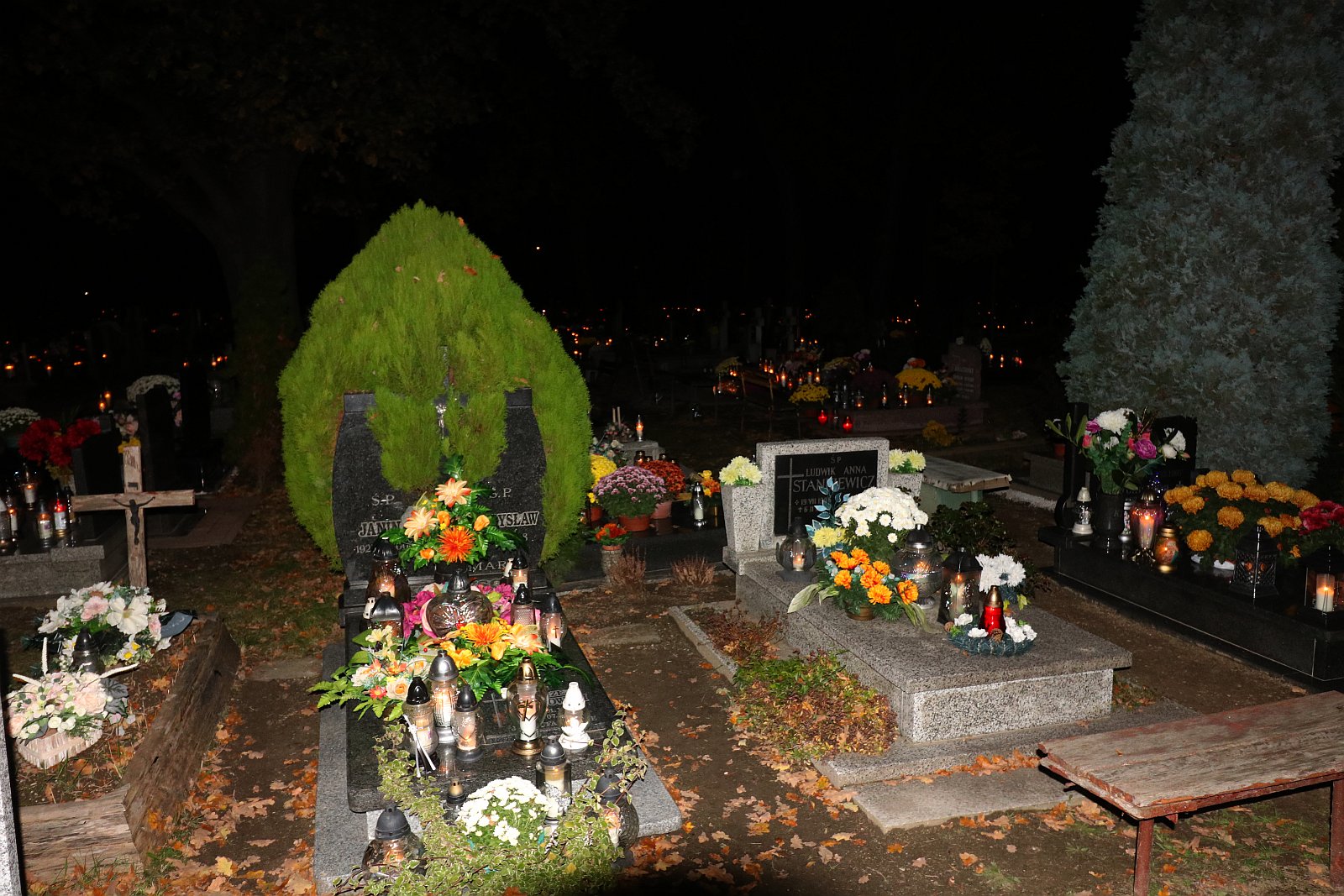 Cmentarz Komunalny w Legnicy nocą