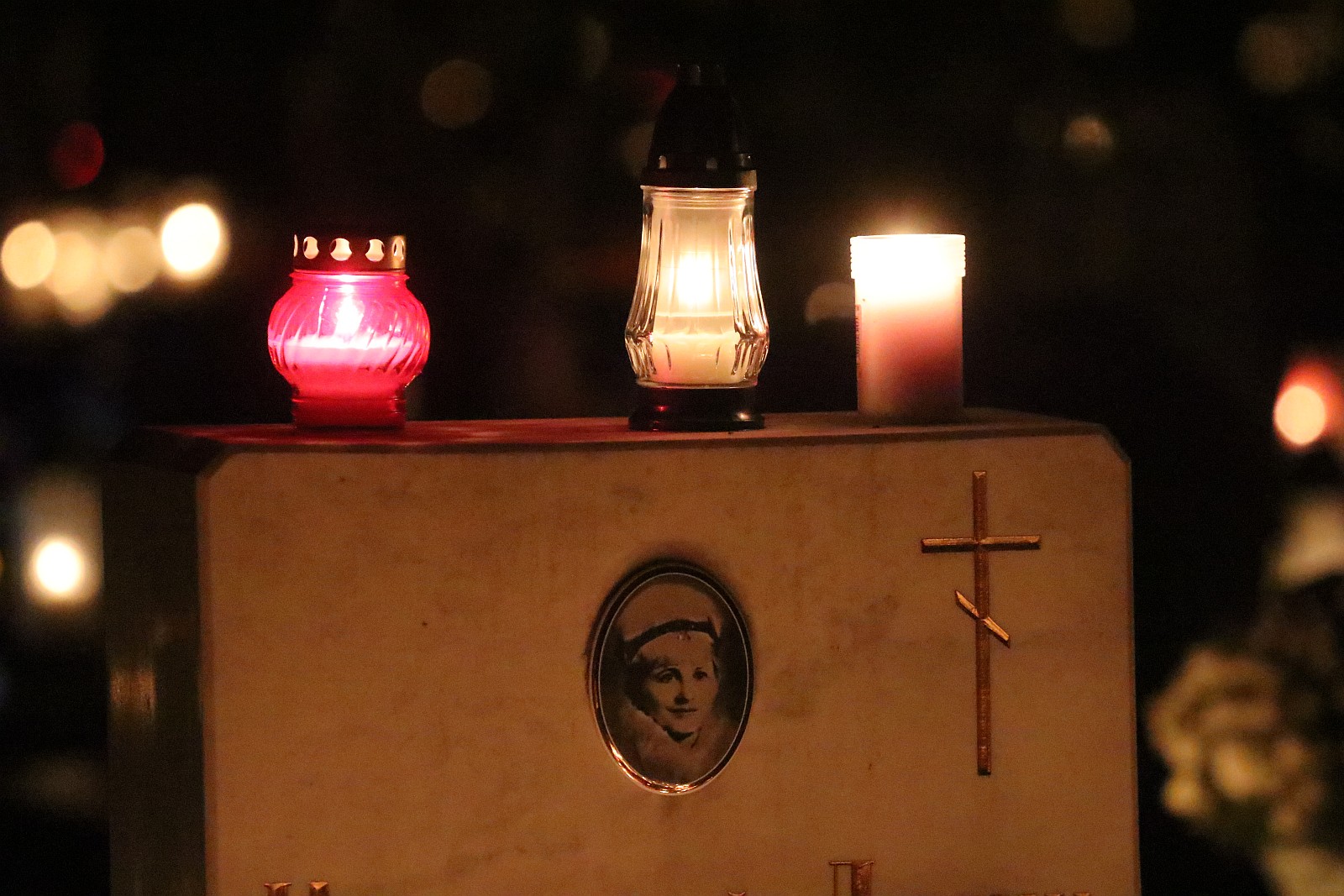 Cmentarz Komunalny w Legnicy nocą