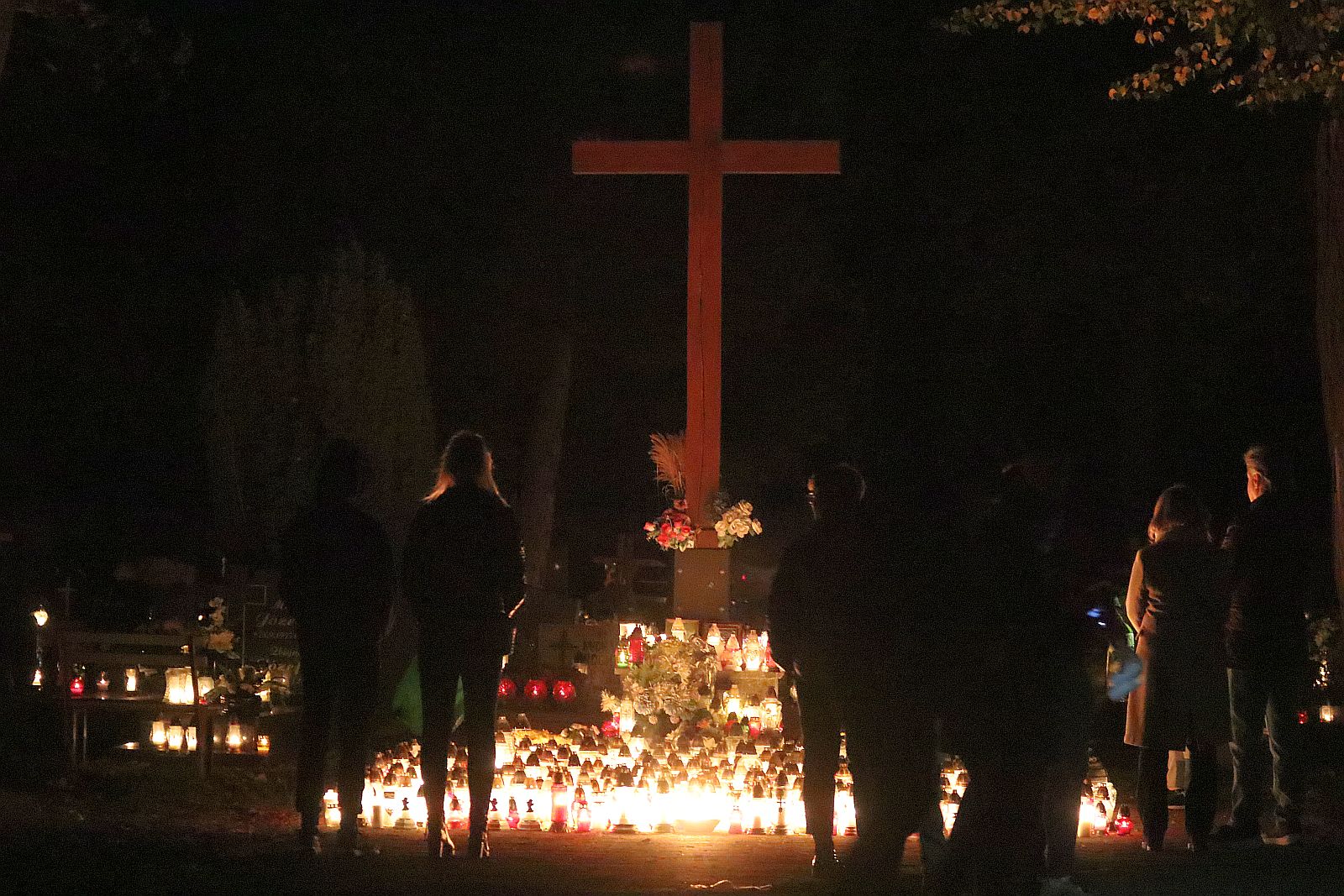 Cmentarz Komunalny w Legnicy nocą