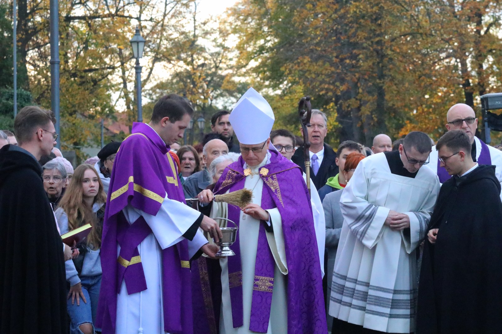 Na Cmentarzu Komunalnym w Legnicy modlono się za zmarłych