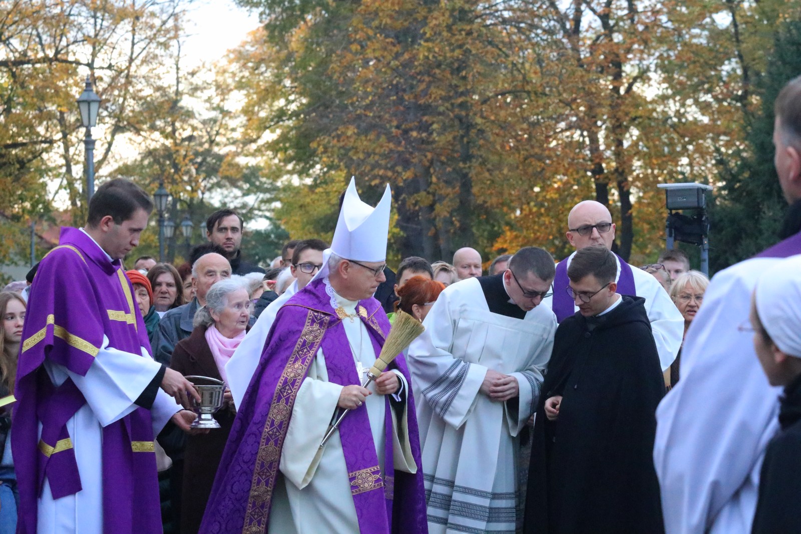 Na Cmentarzu Komunalnym w Legnicy modlono się za zmarłych