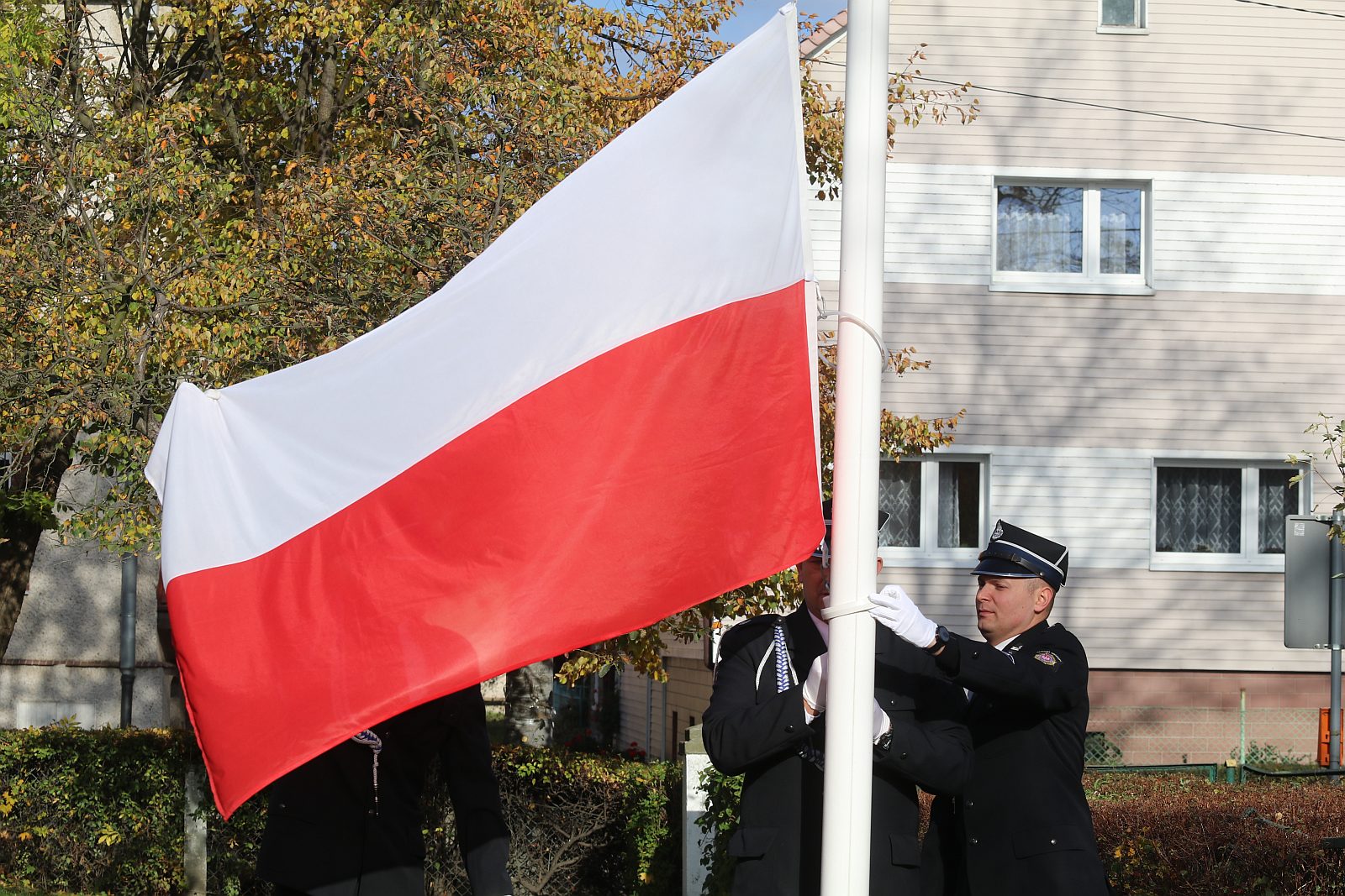 Wciagnięcie flagi na maszt przed Urzędem Gminy Kunice