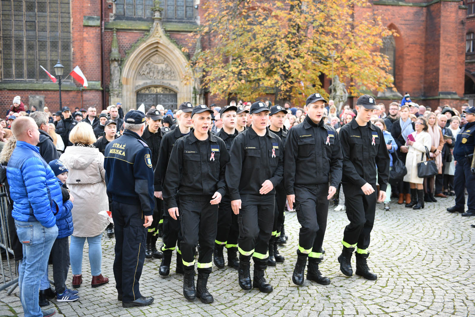Na sztandar ślubowali strzec godności i honoru munduru
