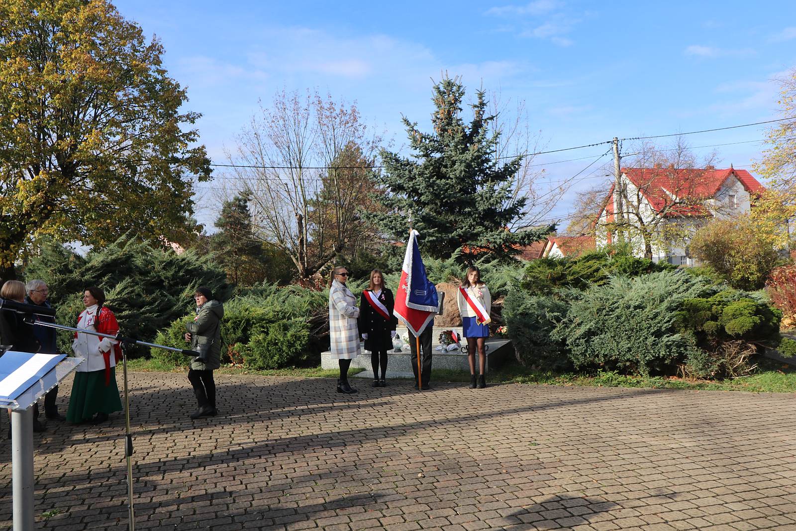 Wciagnięcie flagi na maszt przed Urzędem Gminy Kunice