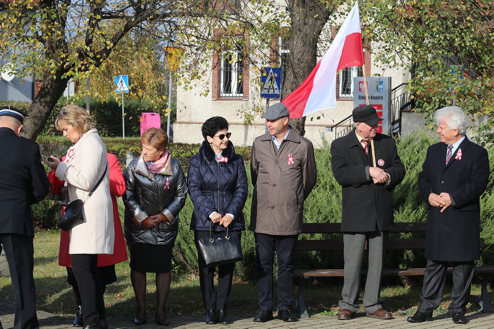 Wciagnięcie flagi na maszt przed Urzędem Gminy Kunice