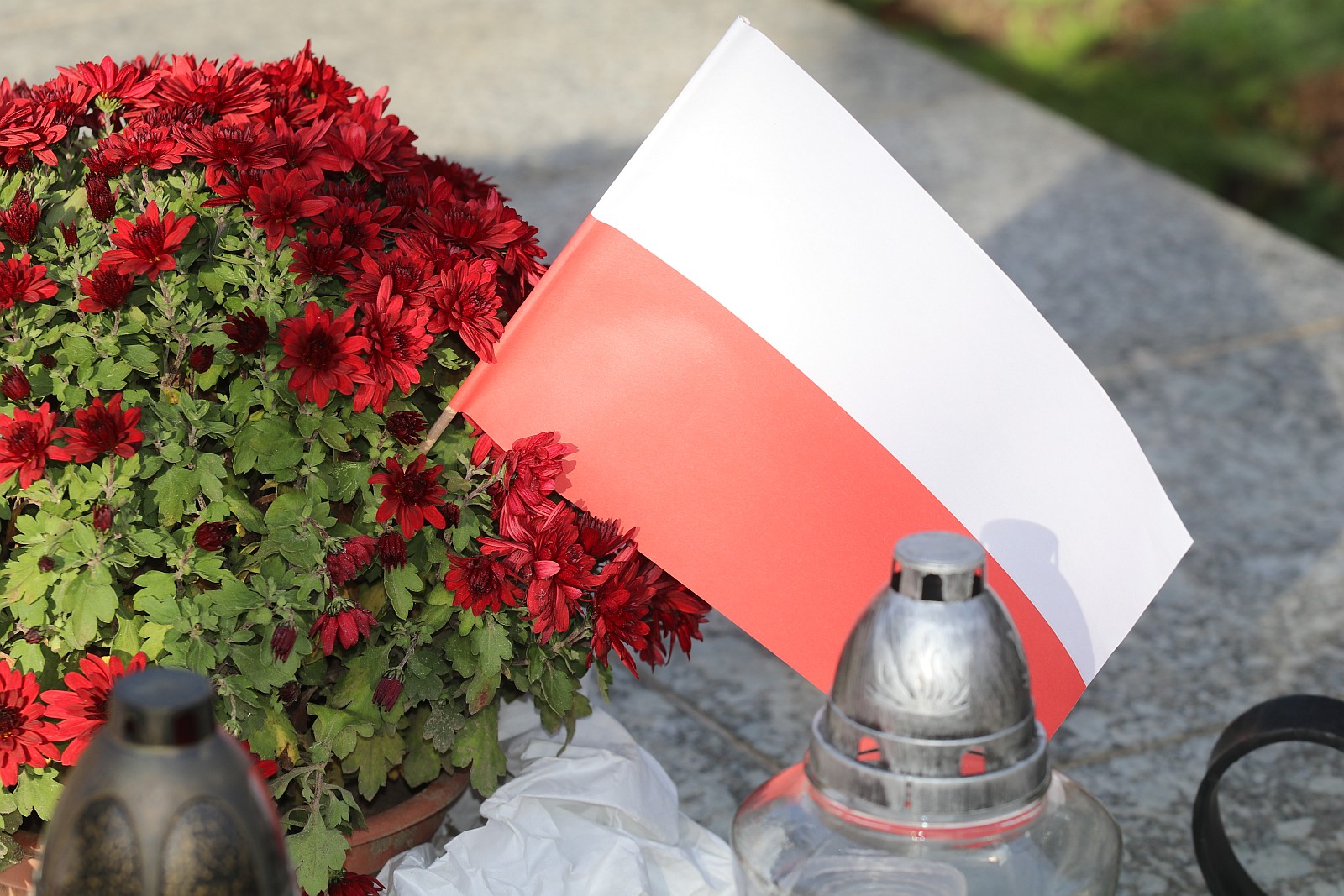 Wciagnięcie flagi na maszt przed Urzędem Gminy Kunice
