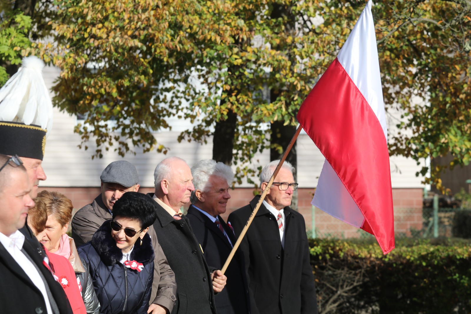 Wciagnięcie flagi na maszt przed Urzędem Gminy Kunice