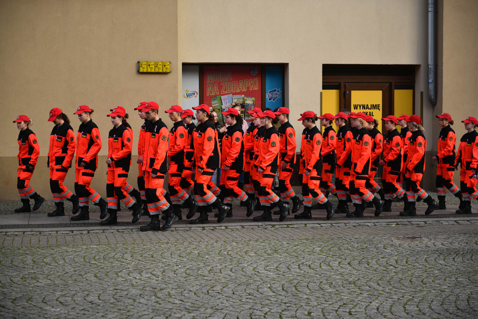Na sztandar ślubowali strzec godności i honoru munduru