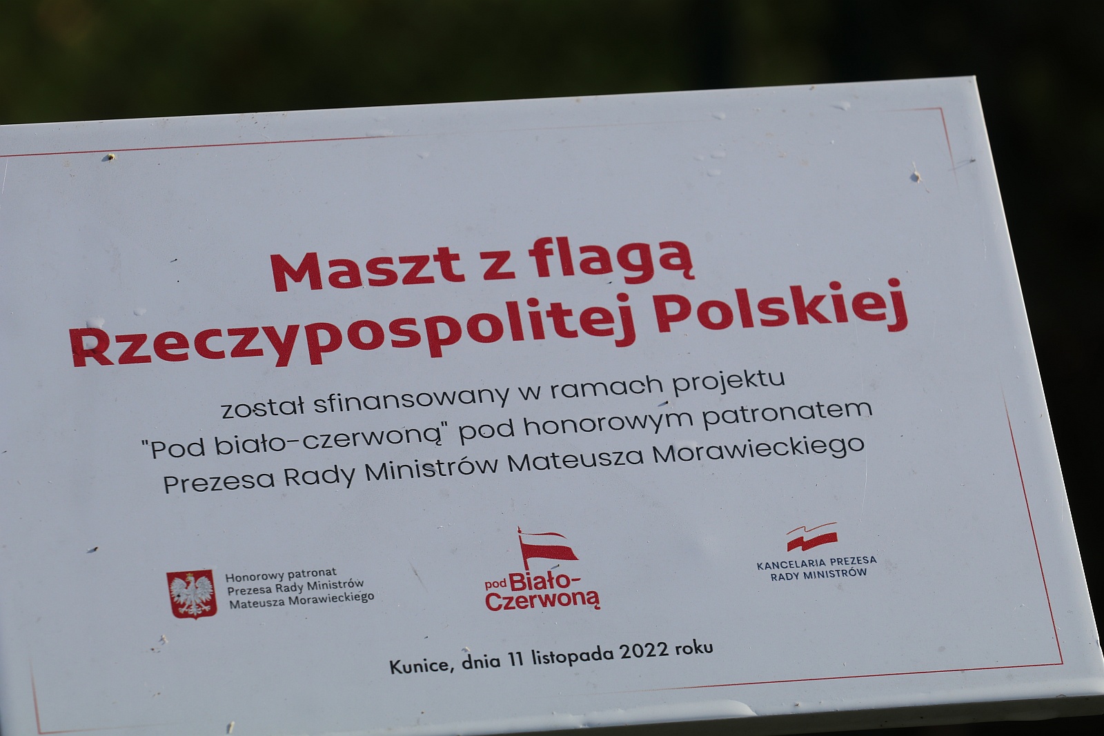 Wciagnięcie flagi na maszt przed Urzędem Gminy Kunice