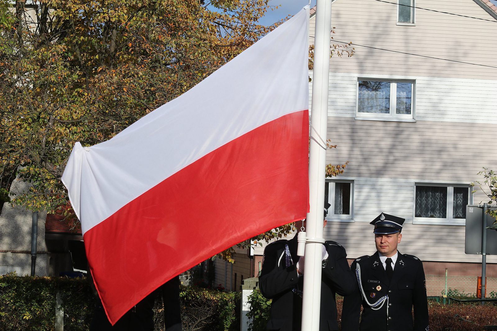 Wciagnięcie flagi na maszt przed Urzędem Gminy Kunice