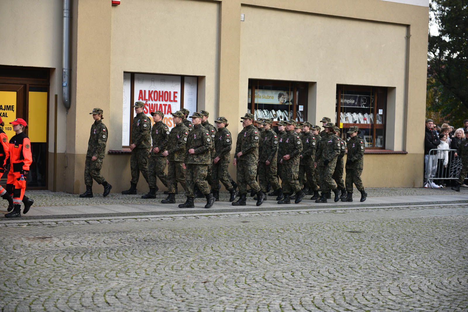 Na sztandar ślubowali strzec godności i honoru munduru