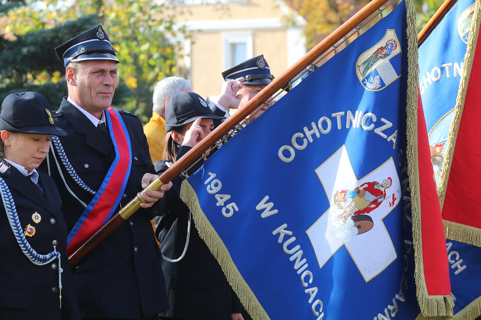 Wciagnięcie flagi na maszt przed Urzędem Gminy Kunice