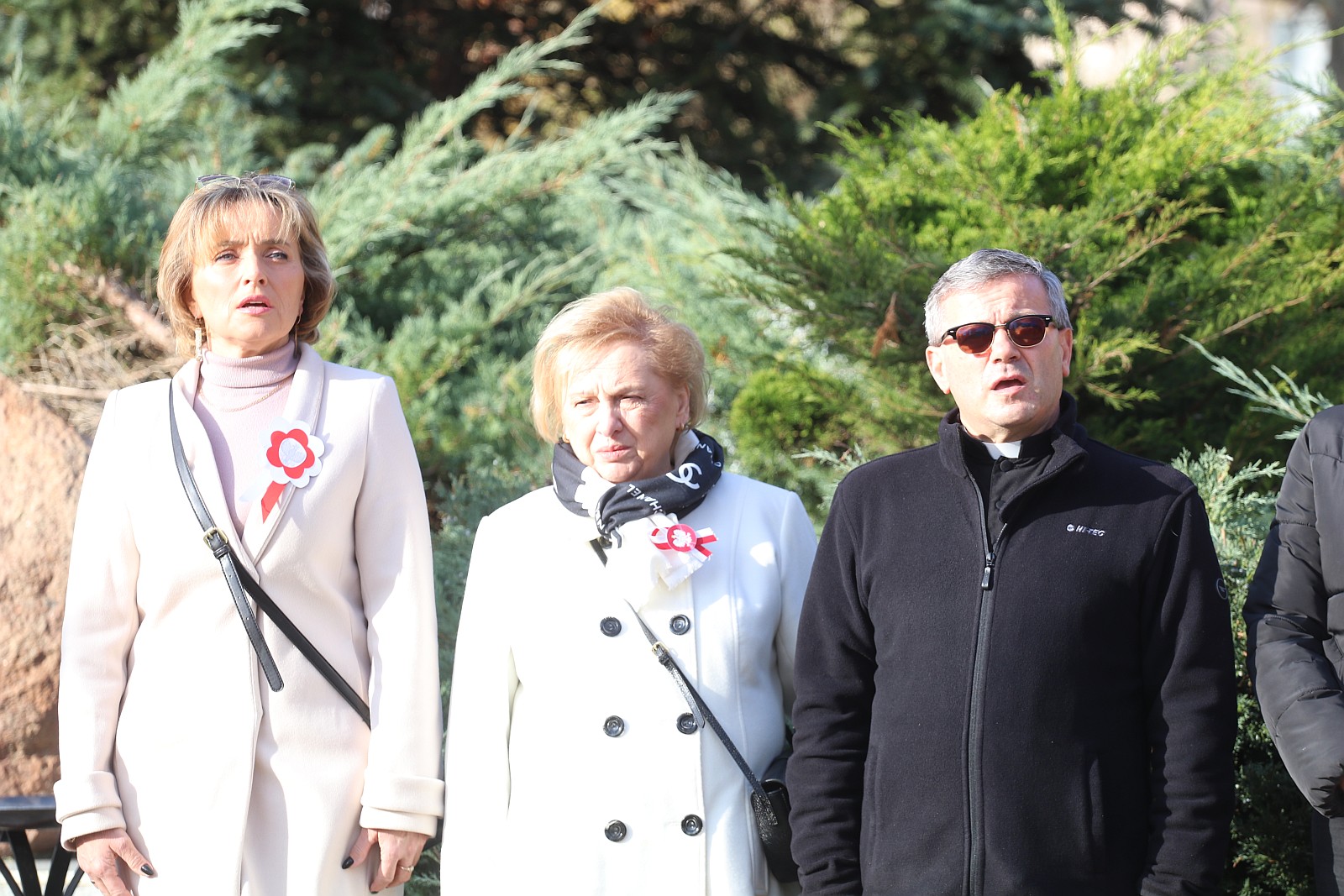 Wciagnięcie flagi na maszt przed Urzędem Gminy Kunice