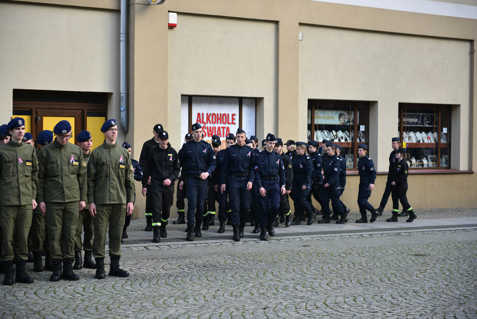 Na sztandar ślubowali strzec godności i honoru munduru