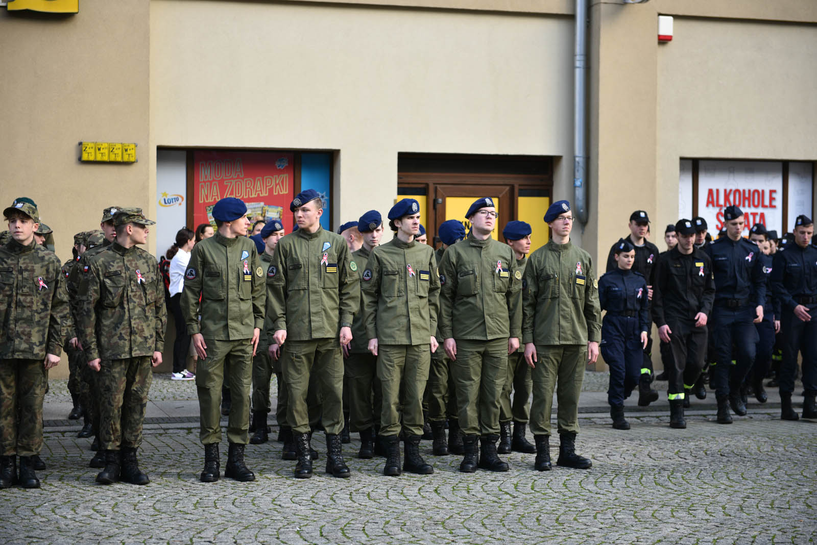 Na sztandar ślubowali strzec godności i honoru munduru