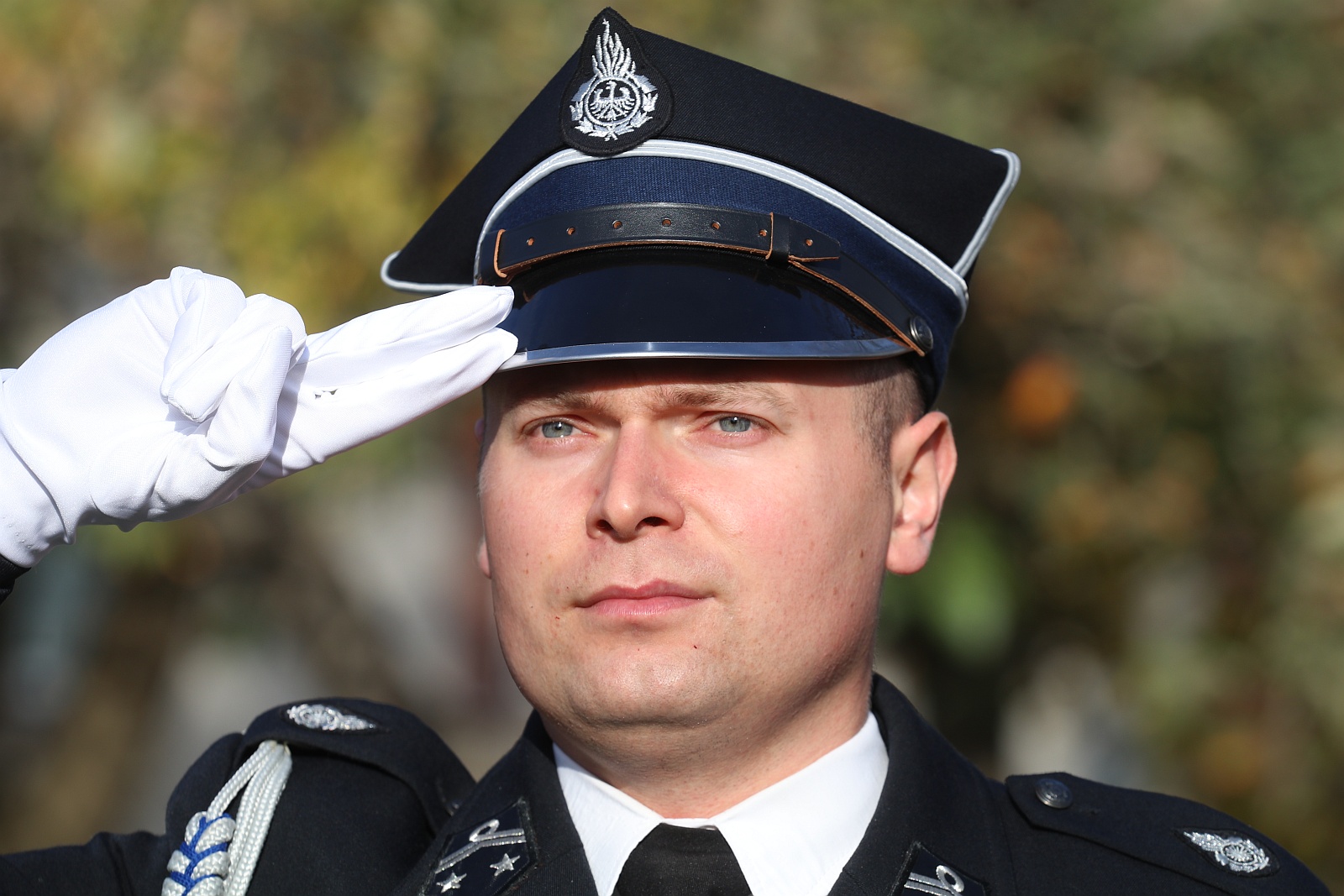 Wciagnięcie flagi na maszt przed Urzędem Gminy Kunice