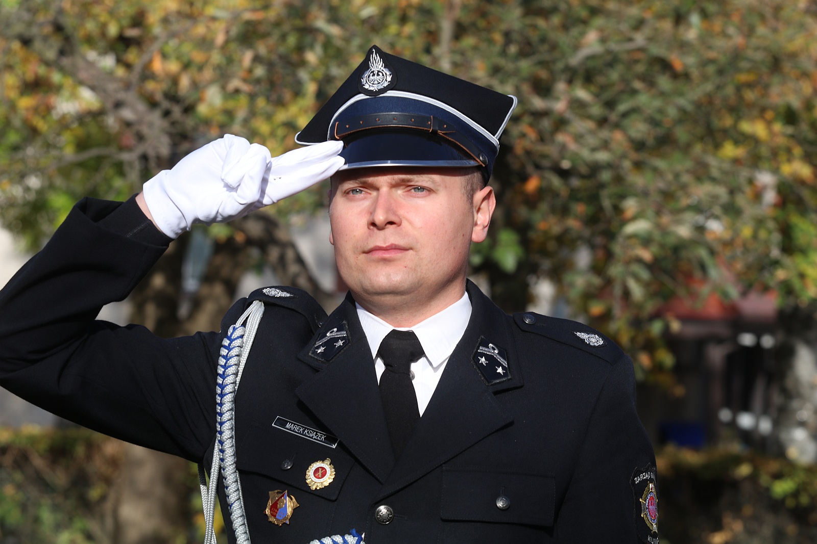 Wciagnięcie flagi na maszt przed Urzędem Gminy Kunice