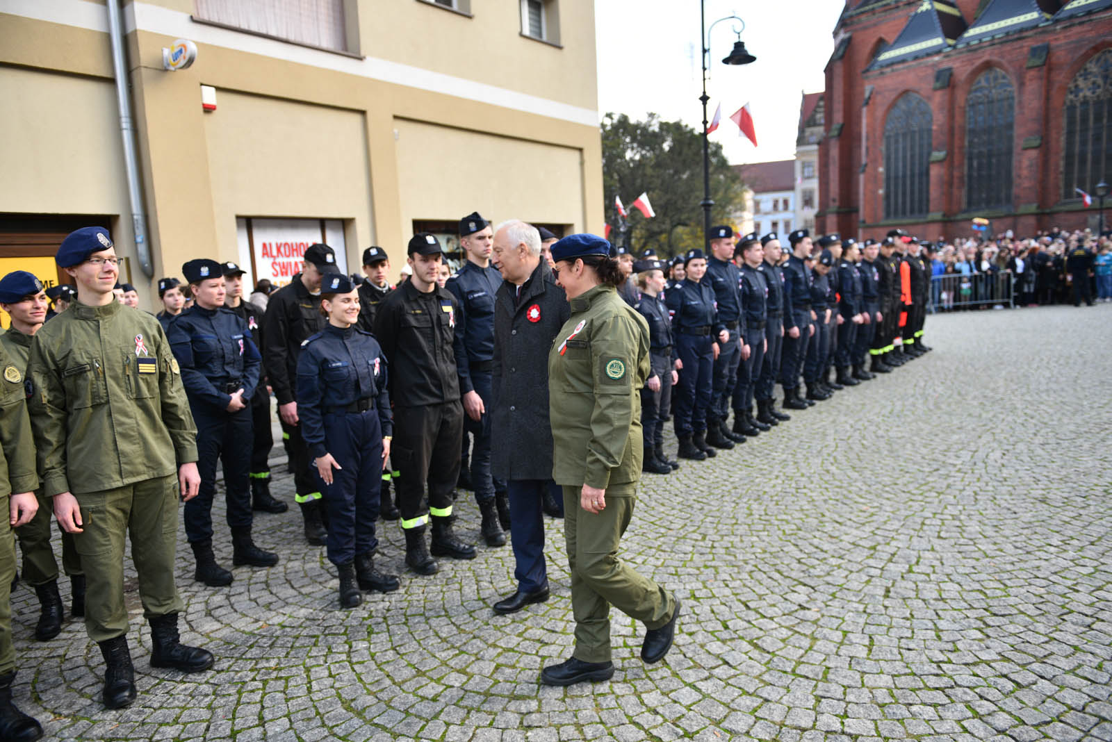 Na sztandar ślubowali strzec godności i honoru munduru