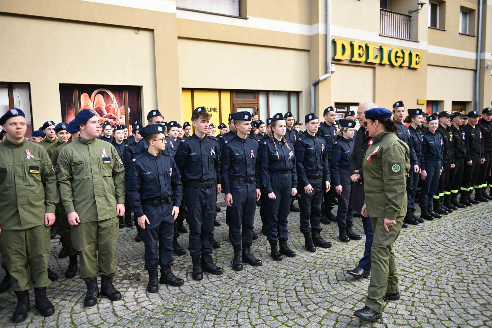 Na sztandar ślubowali strzec godności i honoru munduru