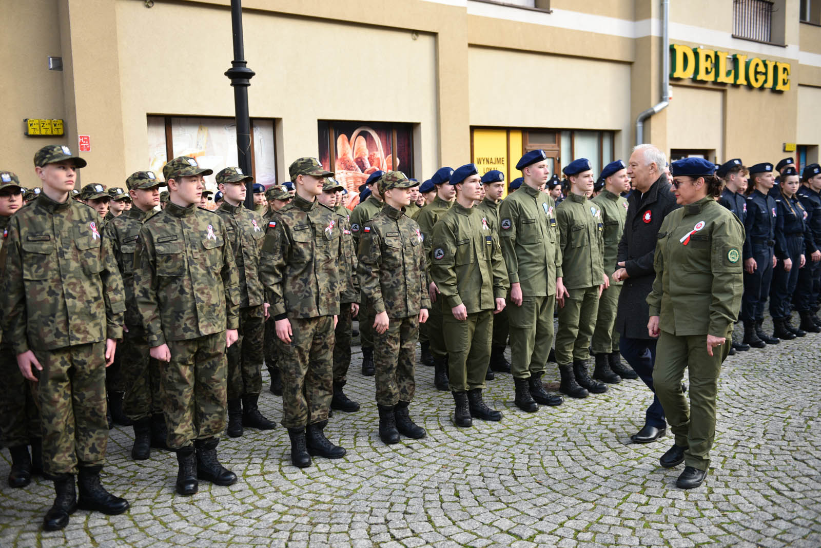 Na sztandar ślubowali strzec godności i honoru munduru