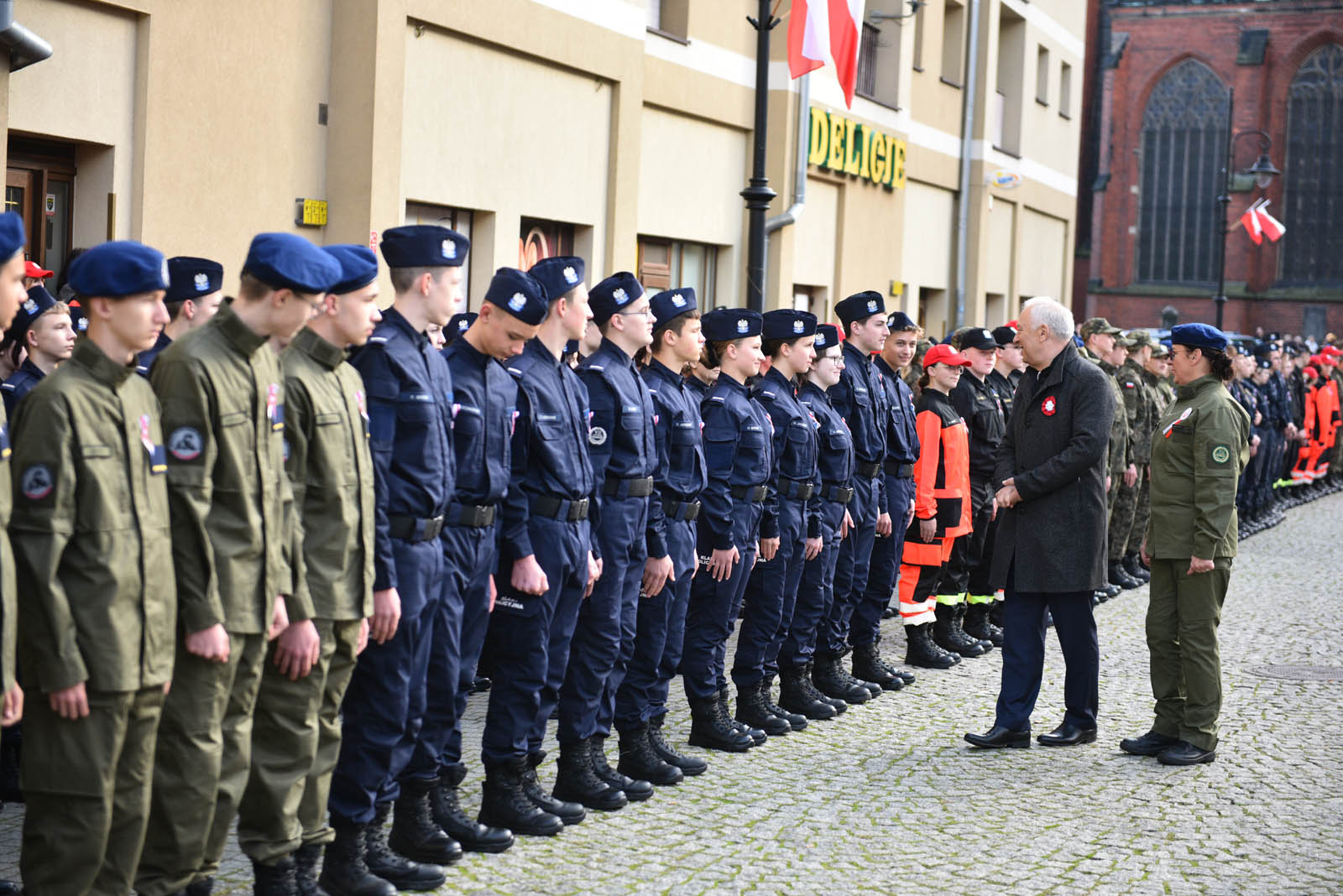 Na sztandar ślubowali strzec godności i honoru munduru