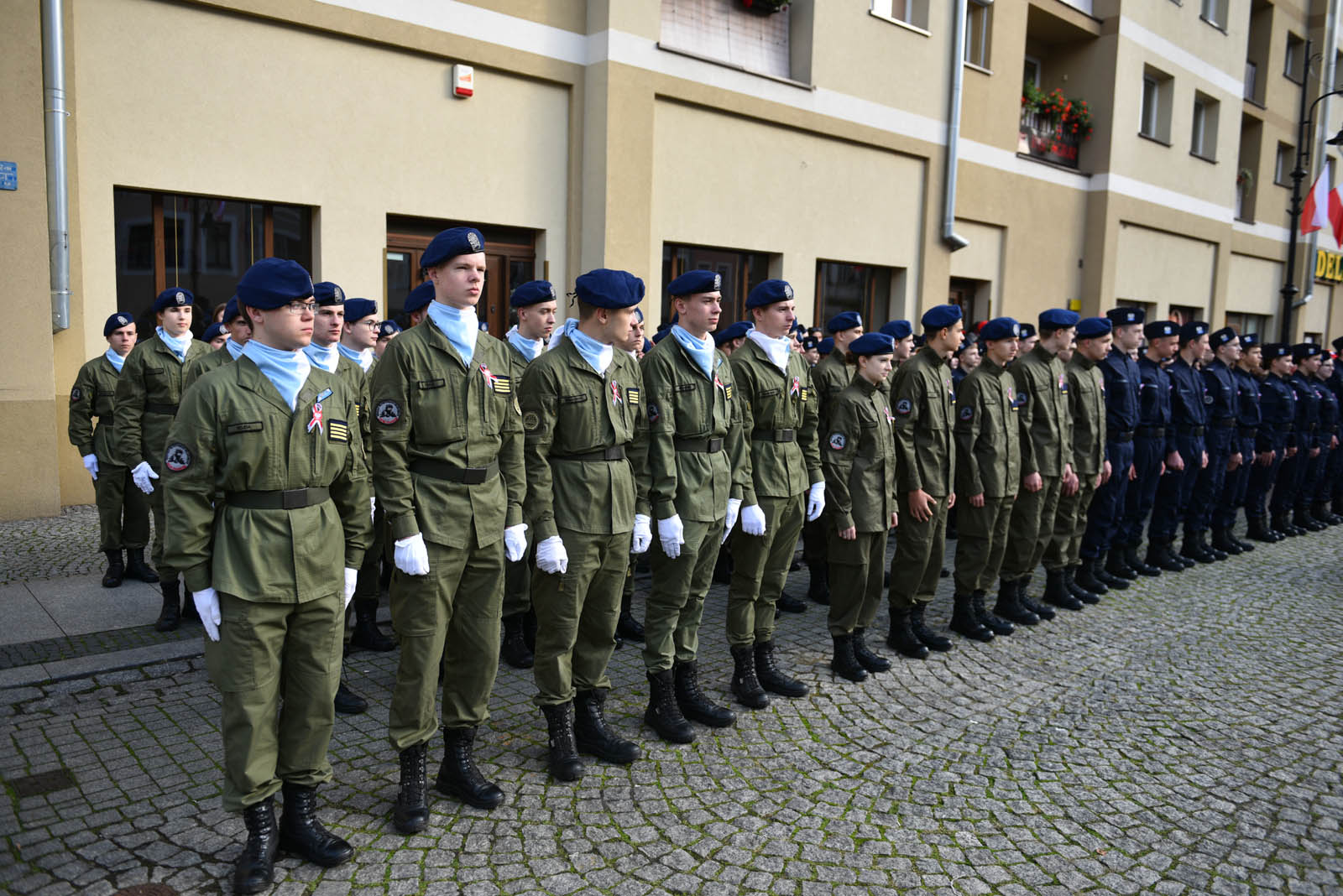 Na sztandar ślubowali strzec godności i honoru munduru
