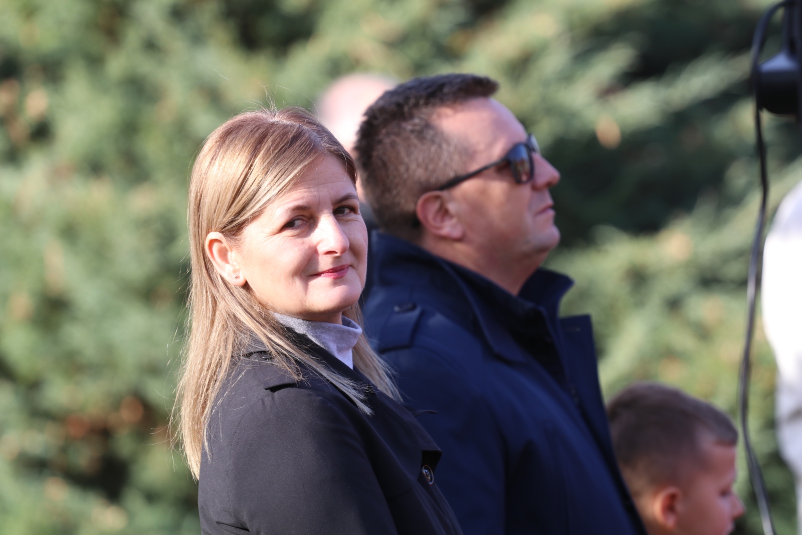 Wciagnięcie flagi na maszt przed Urzędem Gminy Kunice