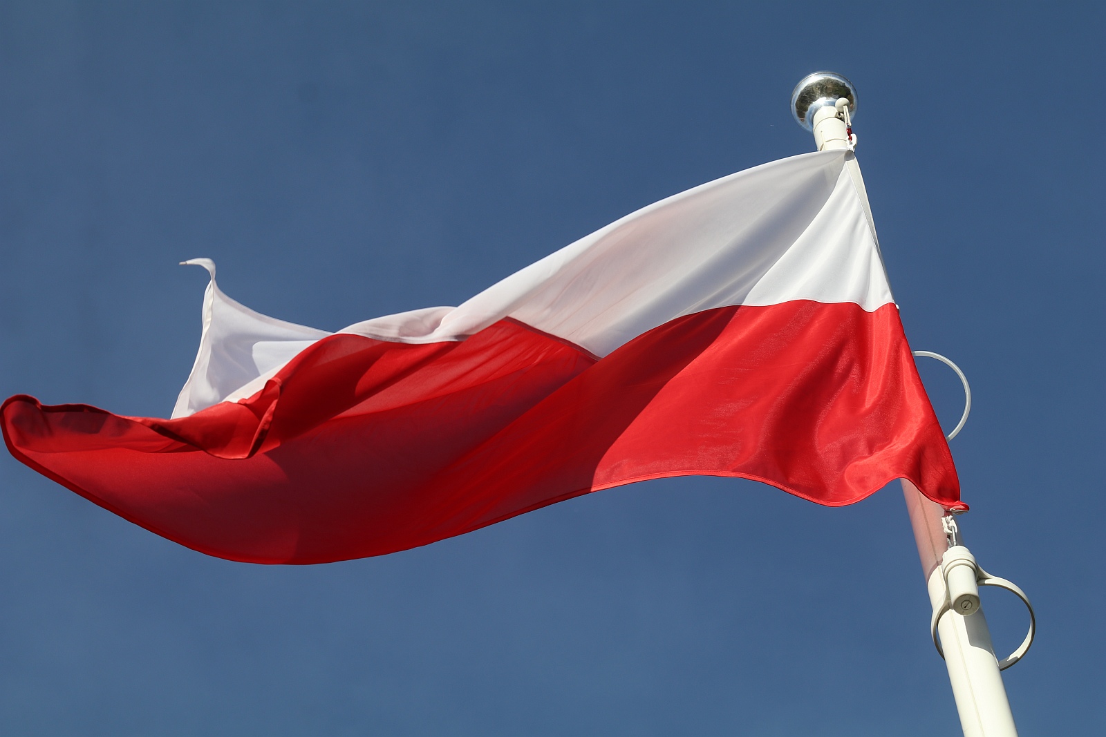 Wciagnięcie flagi na maszt przed Urzędem Gminy Kunice
