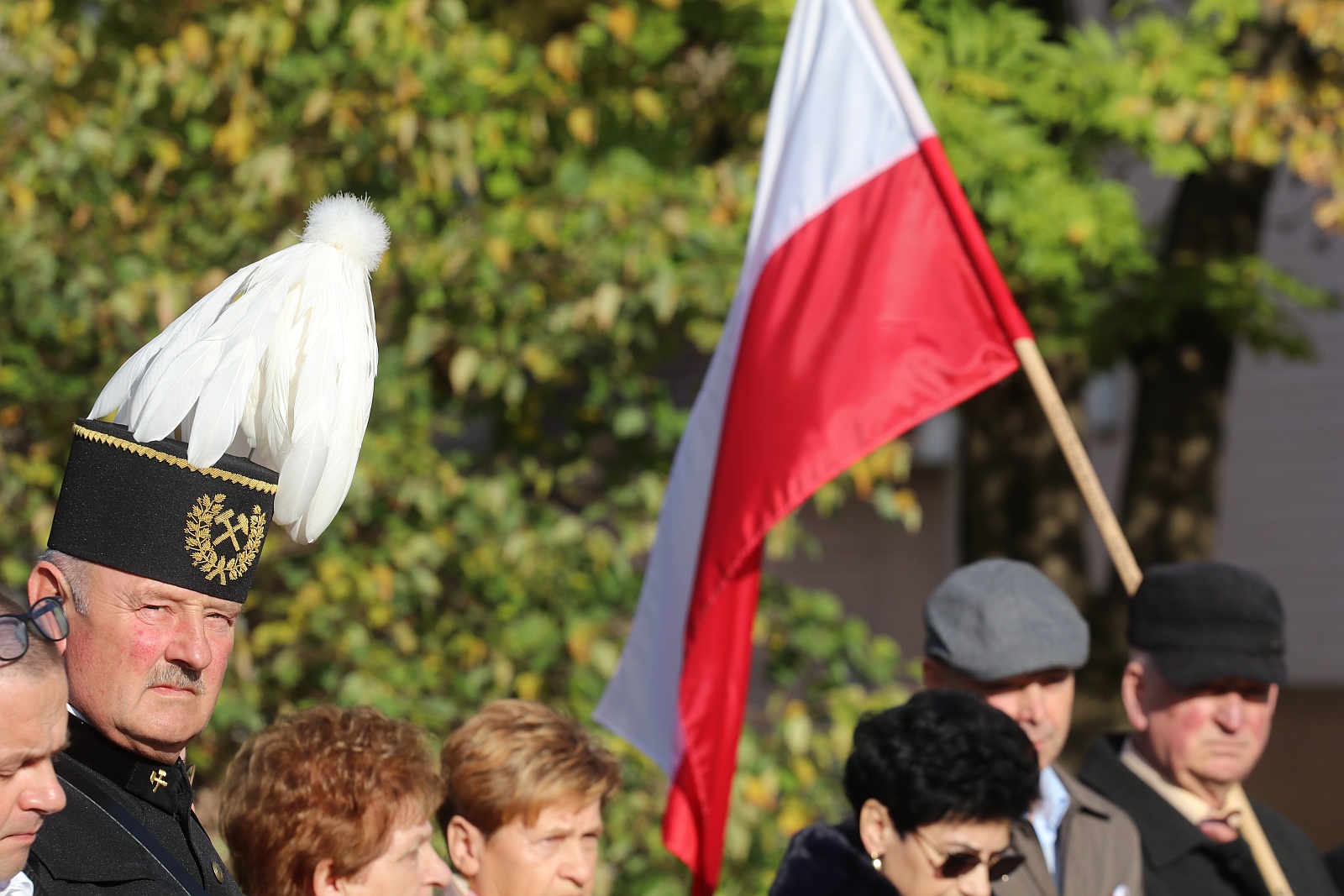Wciagnięcie flagi na maszt przed Urzędem Gminy Kunice