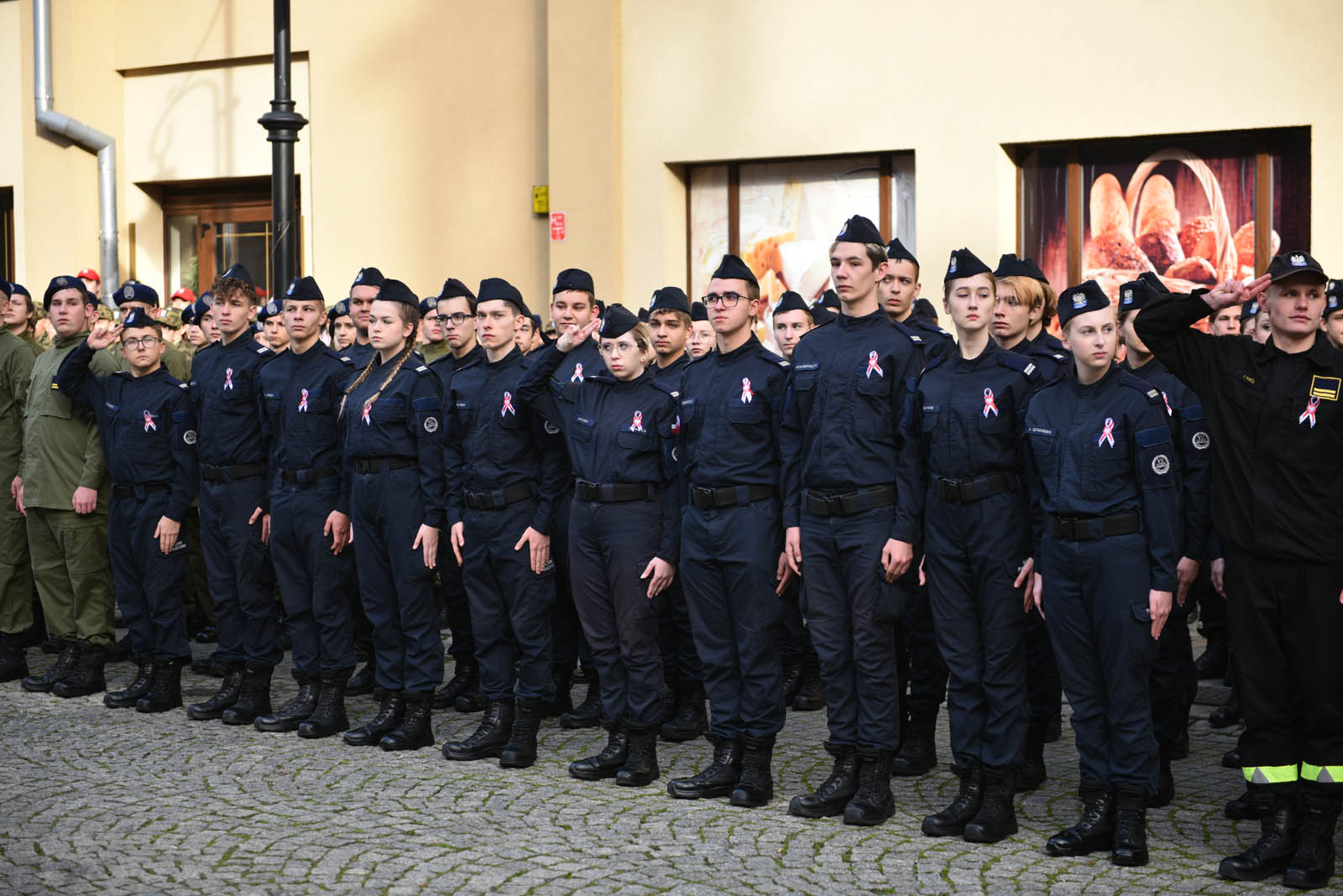 Na sztandar ślubowali strzec godności i honoru munduru