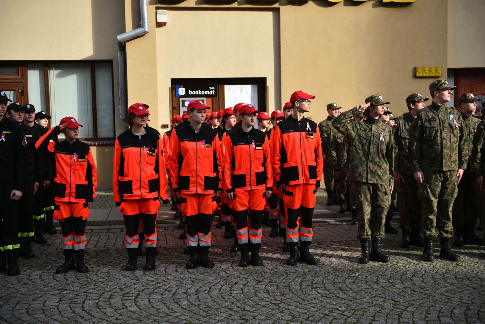Na sztandar ślubowali strzec godności i honoru munduru