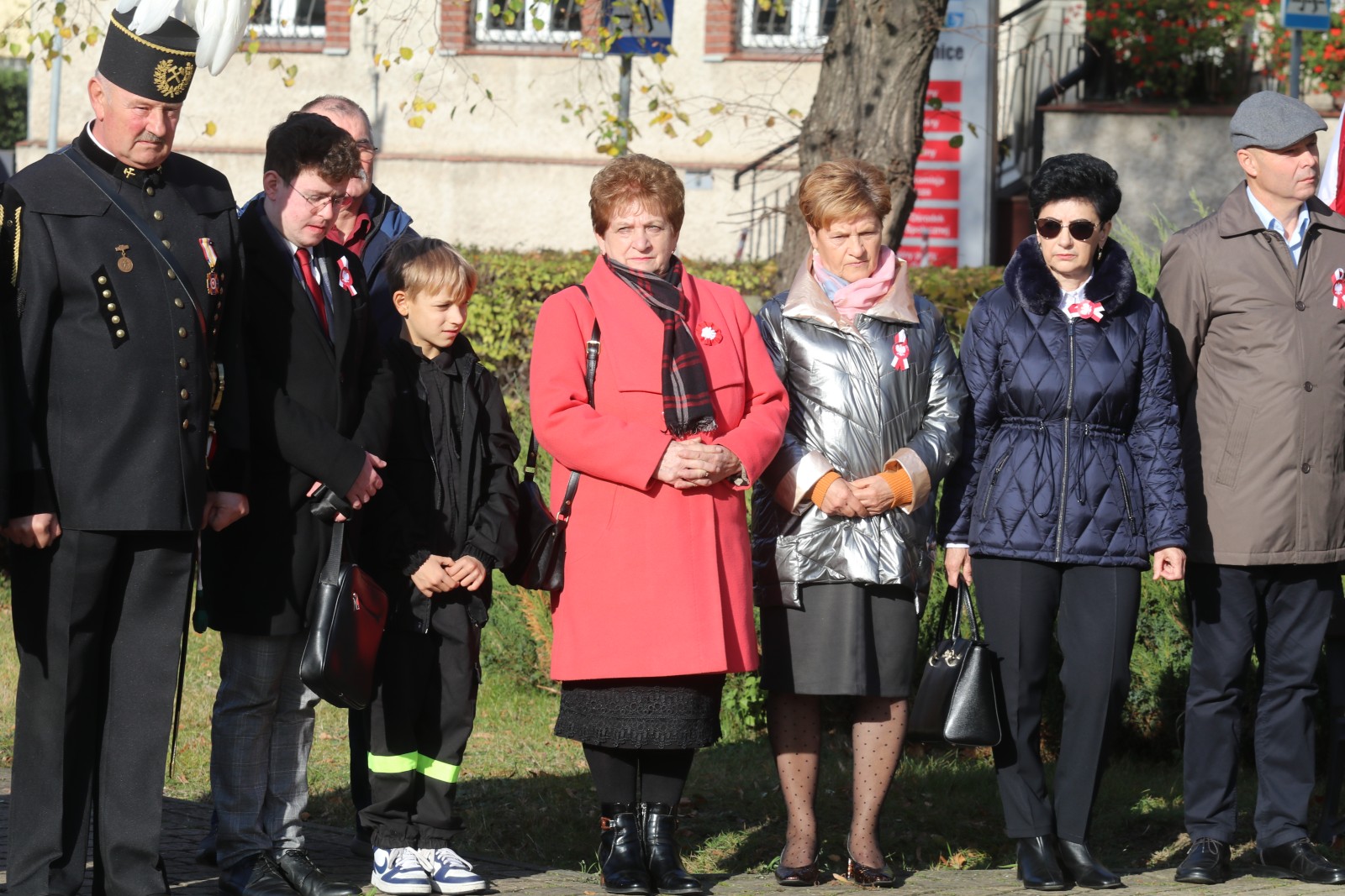 Wciagnięcie flagi na maszt przed Urzędem Gminy Kunice