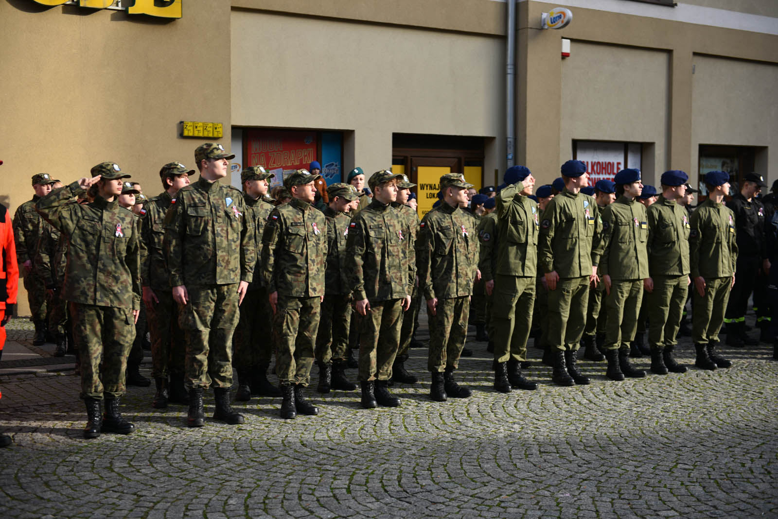 Na sztandar ślubowali strzec godności i honoru munduru