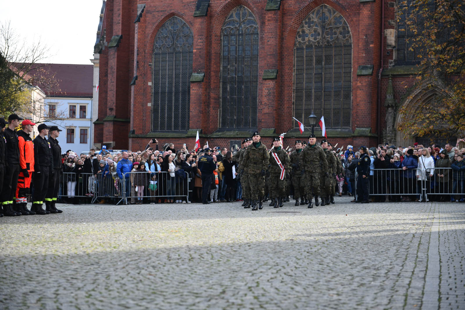Na sztandar ślubowali strzec godności i honoru munduru