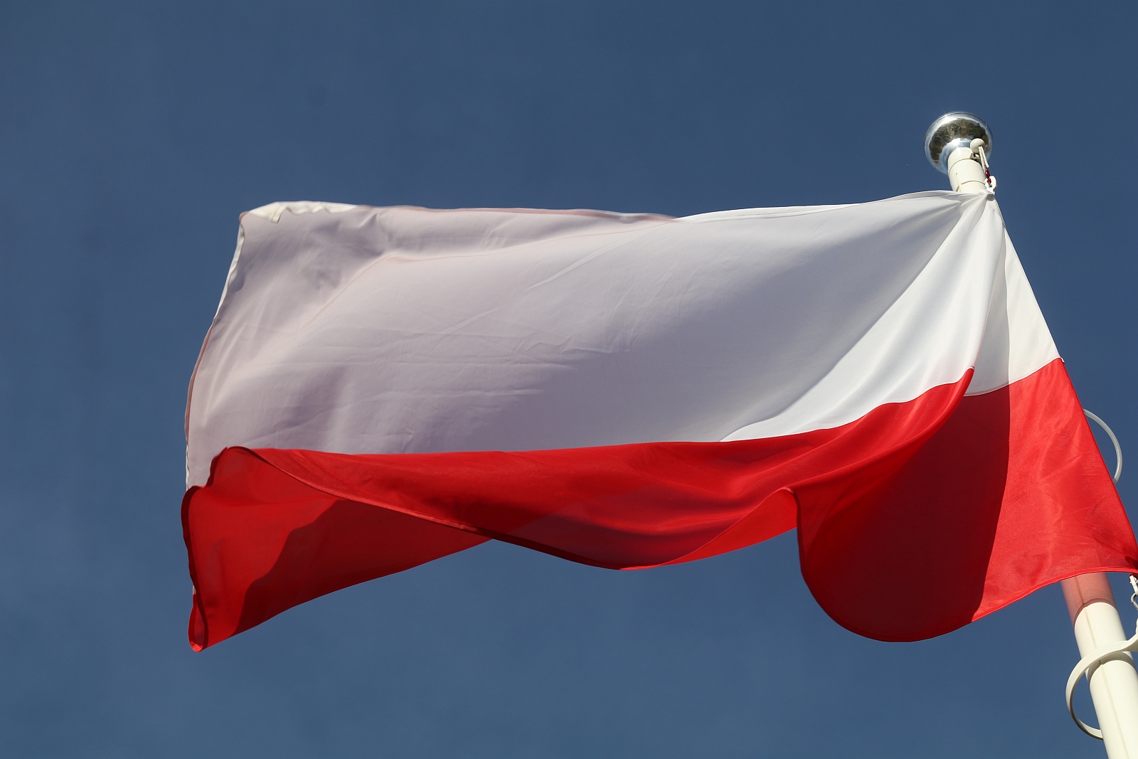 Wciagnięcie flagi na maszt przed Urzędem Gminy Kunice