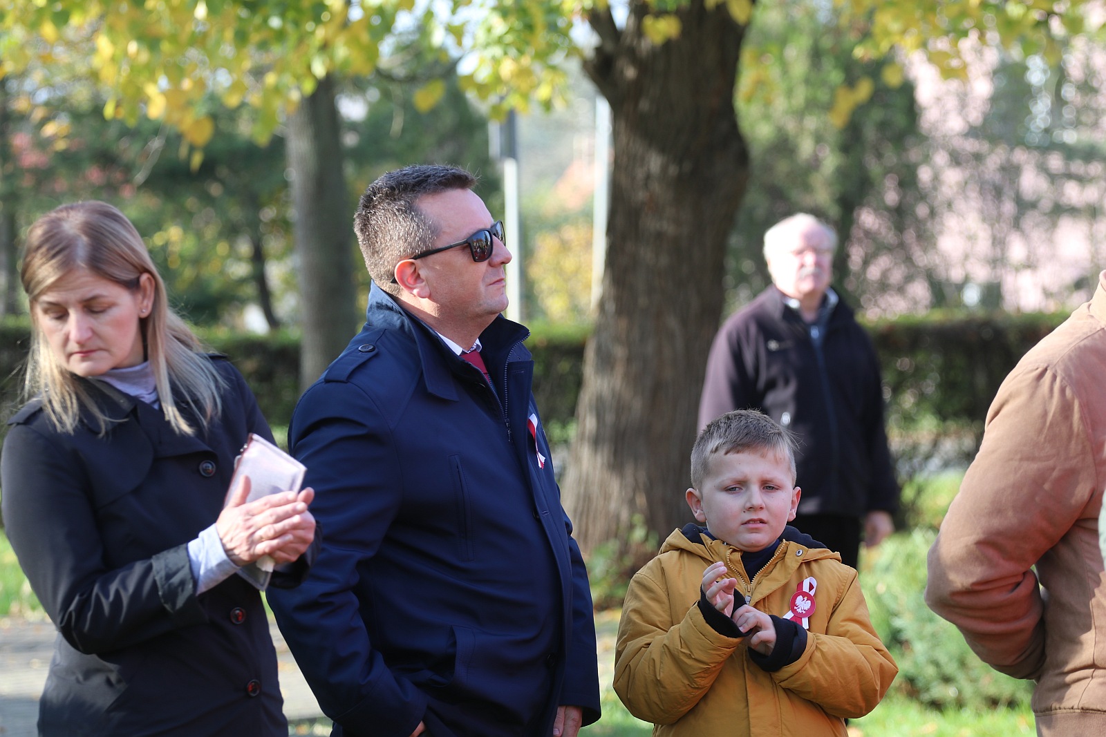 Wciagnięcie flagi na maszt przed Urzędem Gminy Kunice