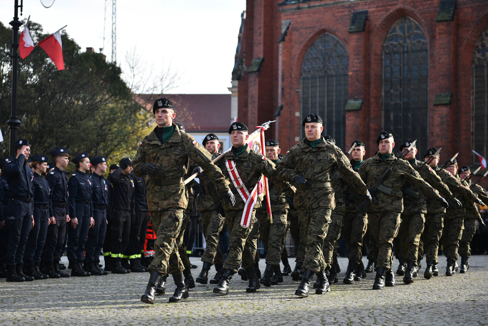 Na sztandar ślubowali strzec godności i honoru munduru