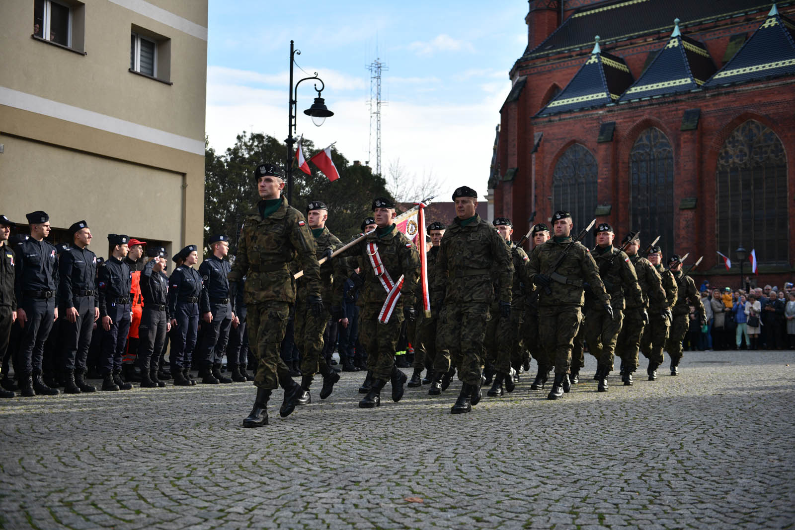Na sztandar ślubowali strzec godności i honoru munduru